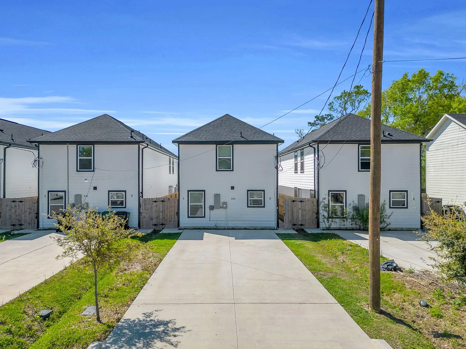 3 bed, 2.0 bath, 2320 sqft, $1,700 — Photo 3
