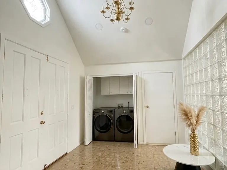 2912 Park Center Dr — Photo 4