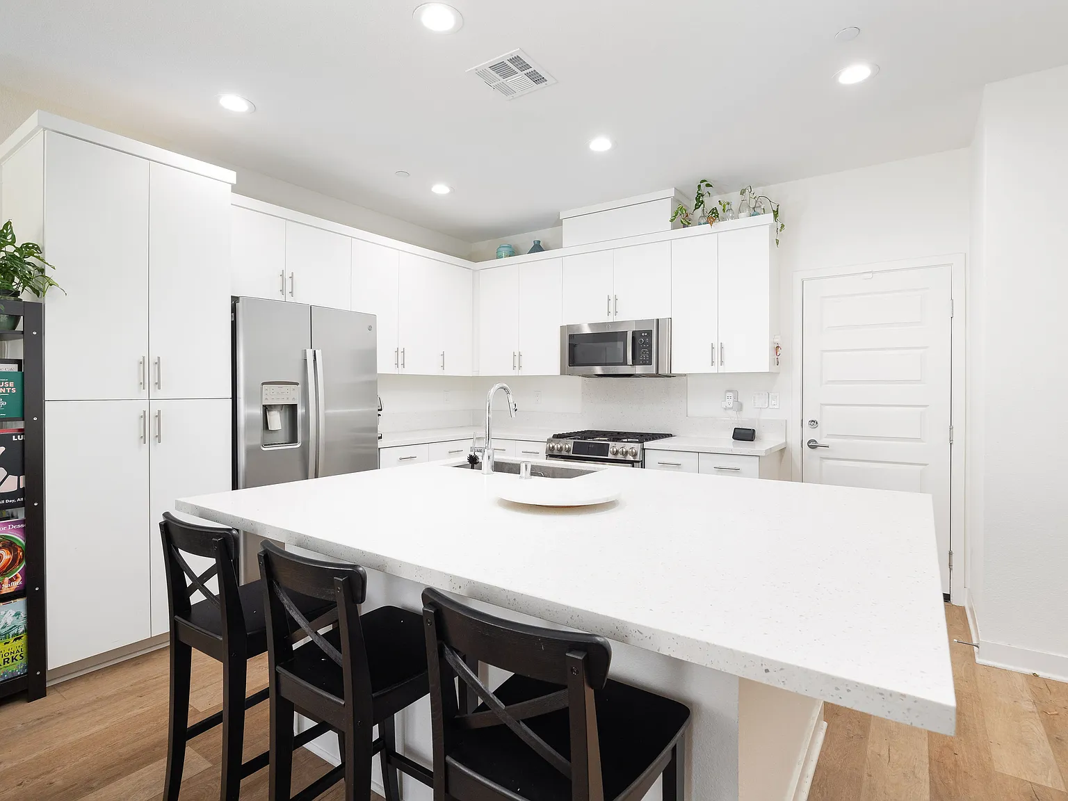 3 bed, 1301 sqft, $4,450 — Photo 4