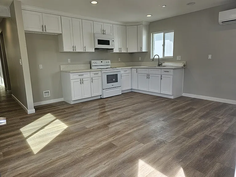 14009 Hubbard St — Photo 3