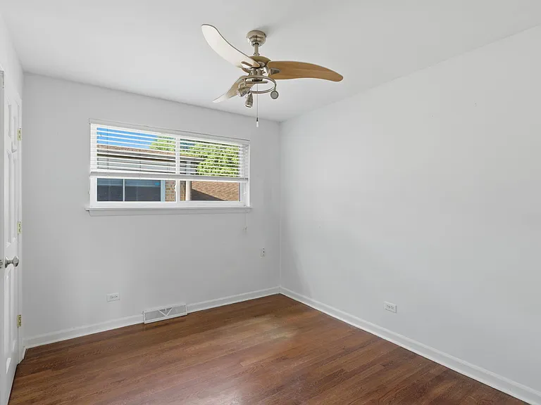 613 Leamington Ave — Photo 4