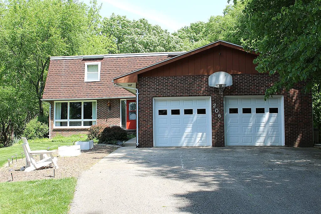 206 W Grand Ave photo 1