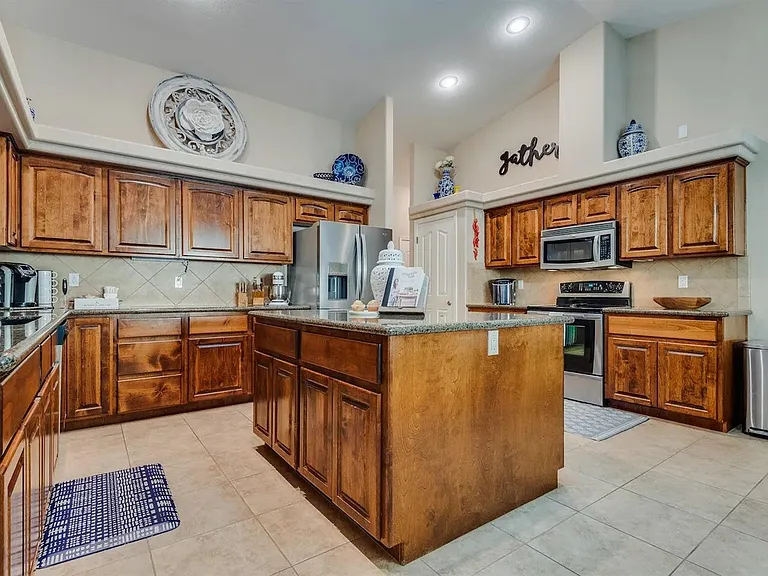 1820 Cabana Dr — Photo 11