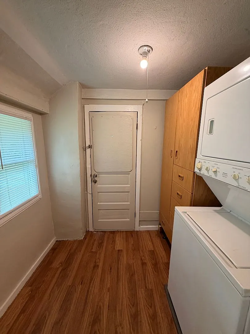 1B/1BA | Newly Renovated Studio | 1-Car Covered Parking | Gated backyard — Photo 3