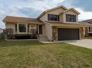 1847 Oriole Dr, Elk Grove Village, IL 60007