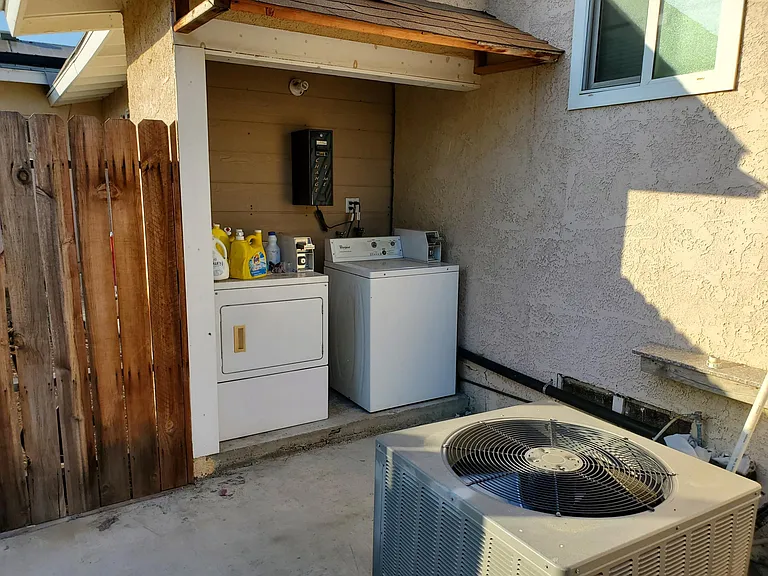 927 N Dudley St — Photo 2