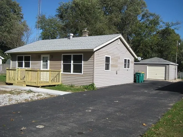 1913 Lakewood Dr photo 1