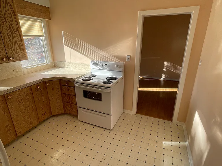 1302 Elliott St — Photo 6