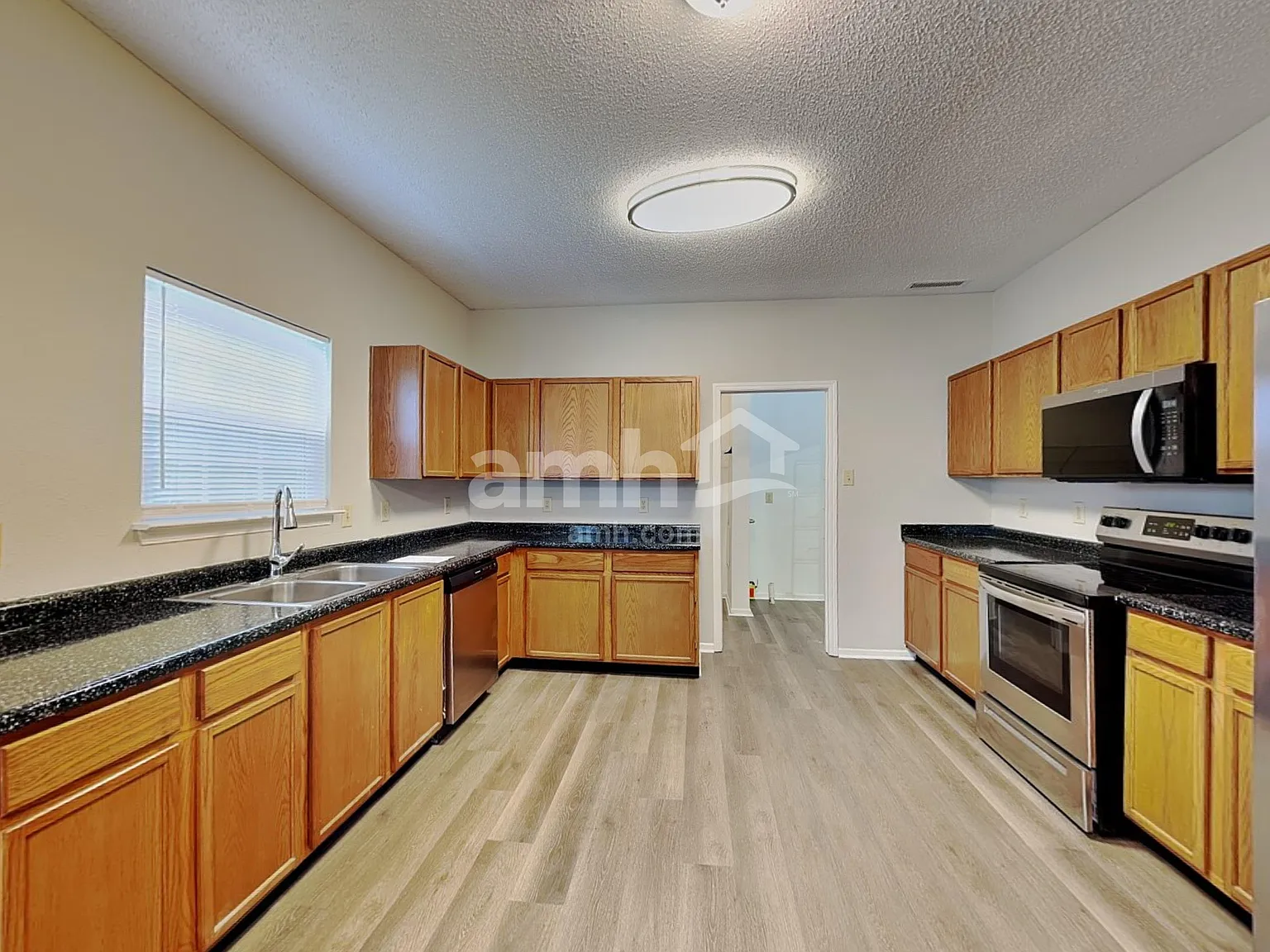 3 bed, 2.5 bath, 2700 sqft, $2,170 — Photo 4