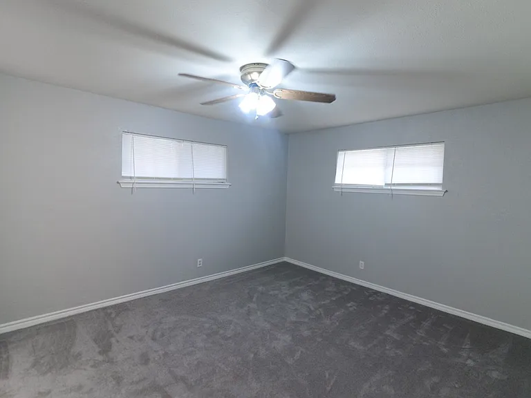 614 N Young Blvd — Photo 4