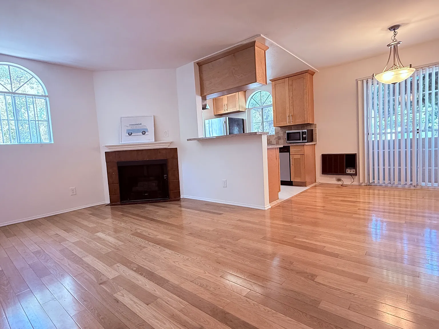 2 bed, 850 sqft, $3,195 — Photo 1