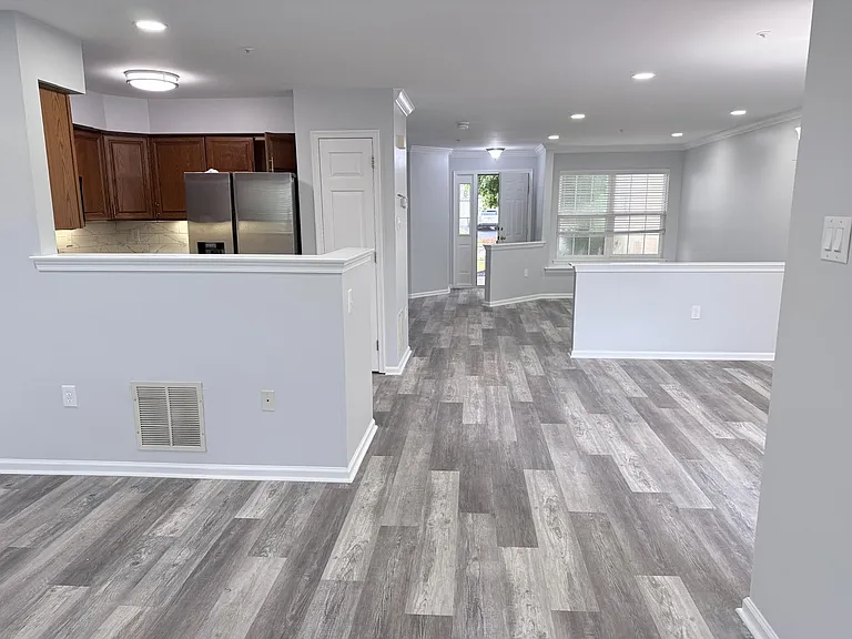 921 Bentley Ct — Photo 4