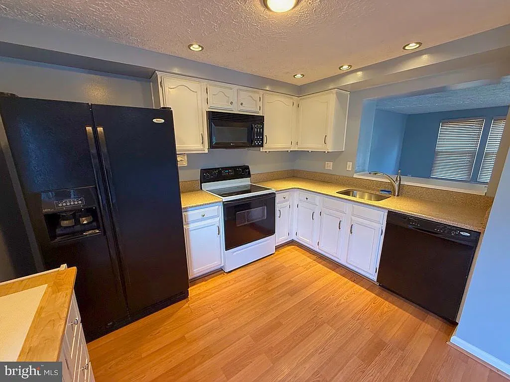 3 bed, 2.0 bath, 1560 sqft, $2,300 — Photo 4