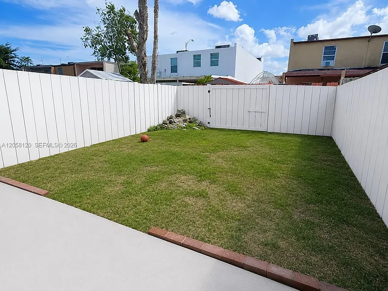 932 W 80th Pl — Photo 3