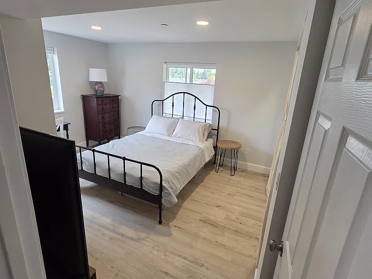 Right bedroom.