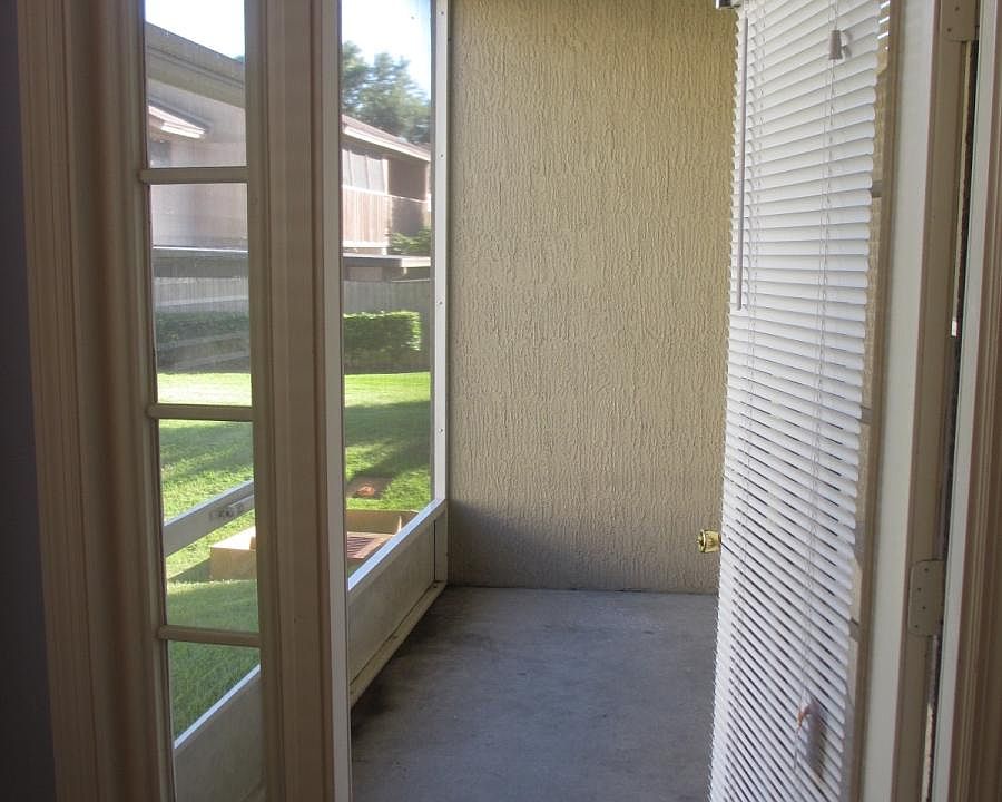 door to screened porch