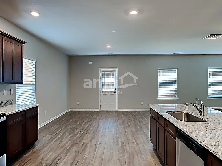 415 Vermeer Ct — Photo 4