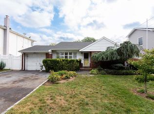 1073 Little Whaleneck Rd, Merrick, NY 11566