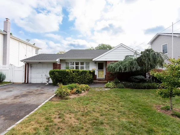 1073 Little Whaleneck Road, Merrick, NY 11566