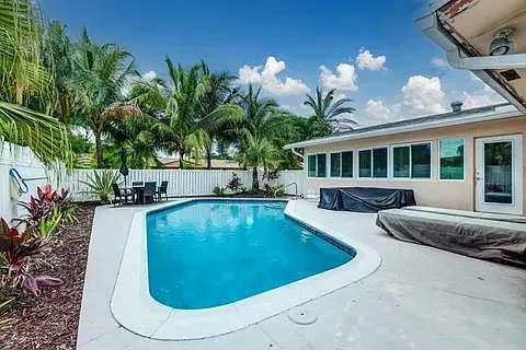 4 bed, 2.0 bath, 1961 sqft, $6,400 — Photo 4