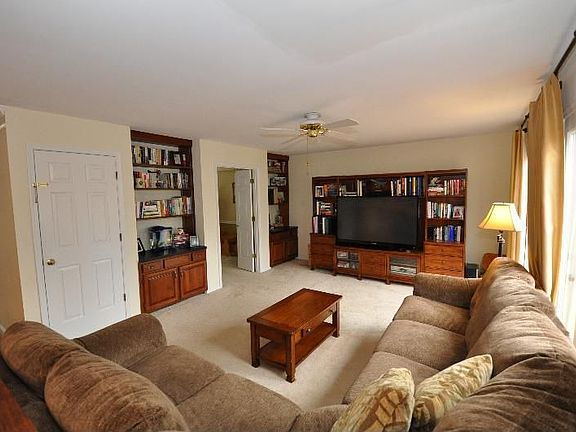 2nd image of 8031 Oak Hollow Ln
