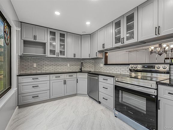 5th image of 11 Jackson Avenue #27
