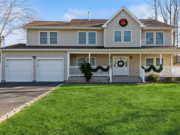 29 Floyd Street, Deer Park, NY 11729