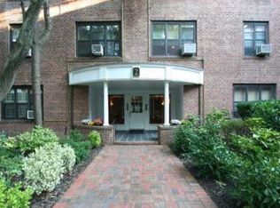 2 Town House Pl APT 2M, Great Neck, NY