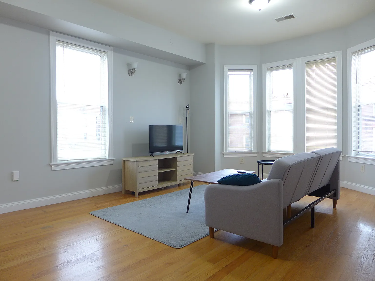 3 bed, 9999 sqft, $3,400 — Photo 3