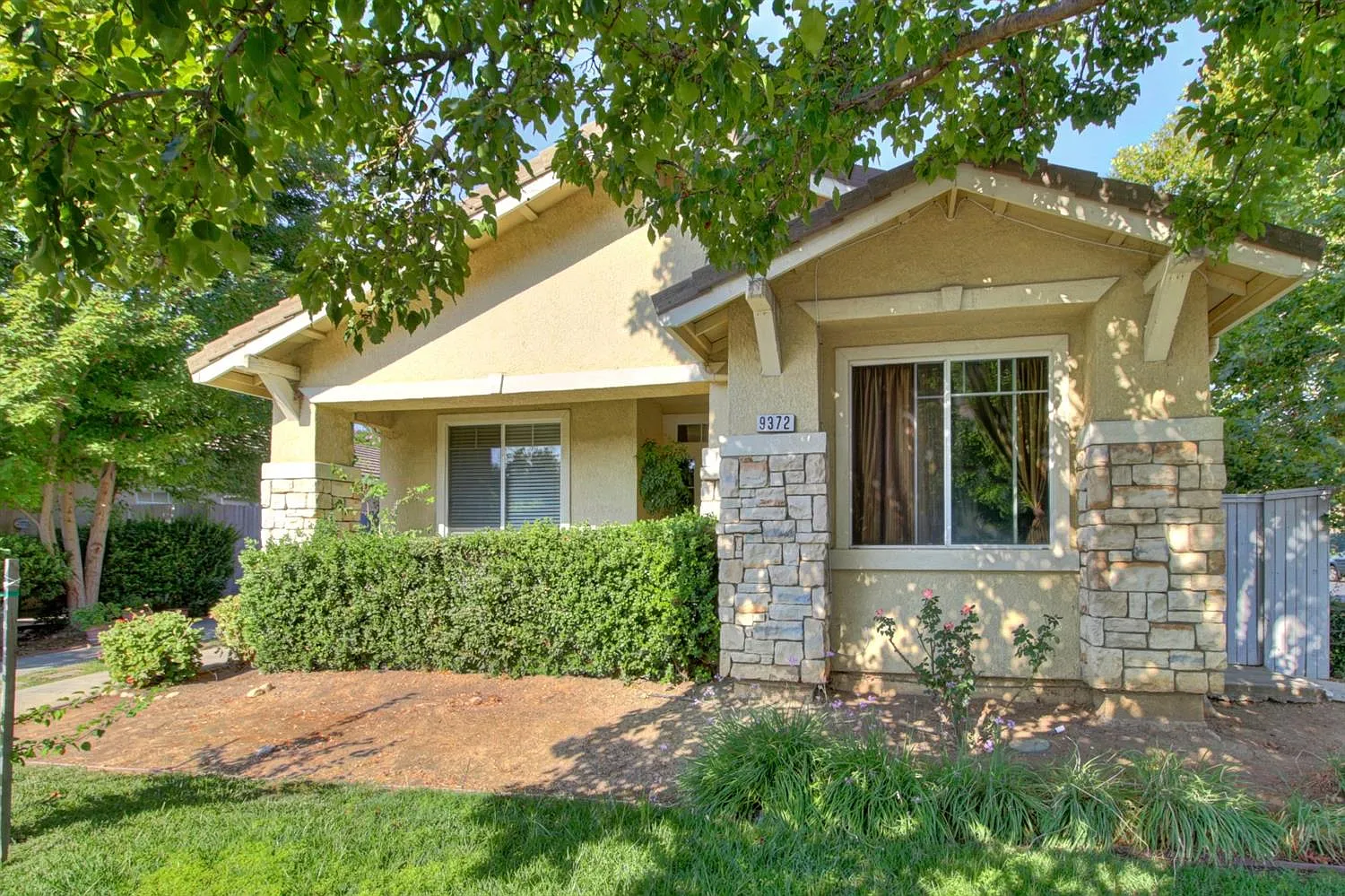 9372 Lakepoint Dr photo 1