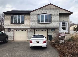 55 Rose St, Hauppauge, NY 11788