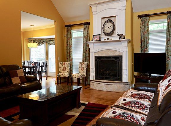 3rd image of 372 Avey Cir