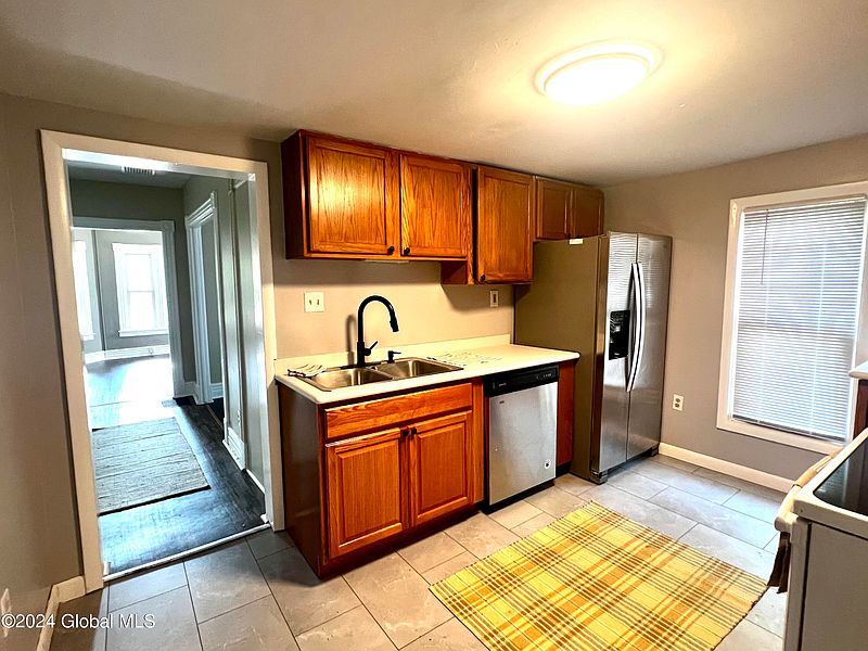 3rd image of 6 Thompson Avenue