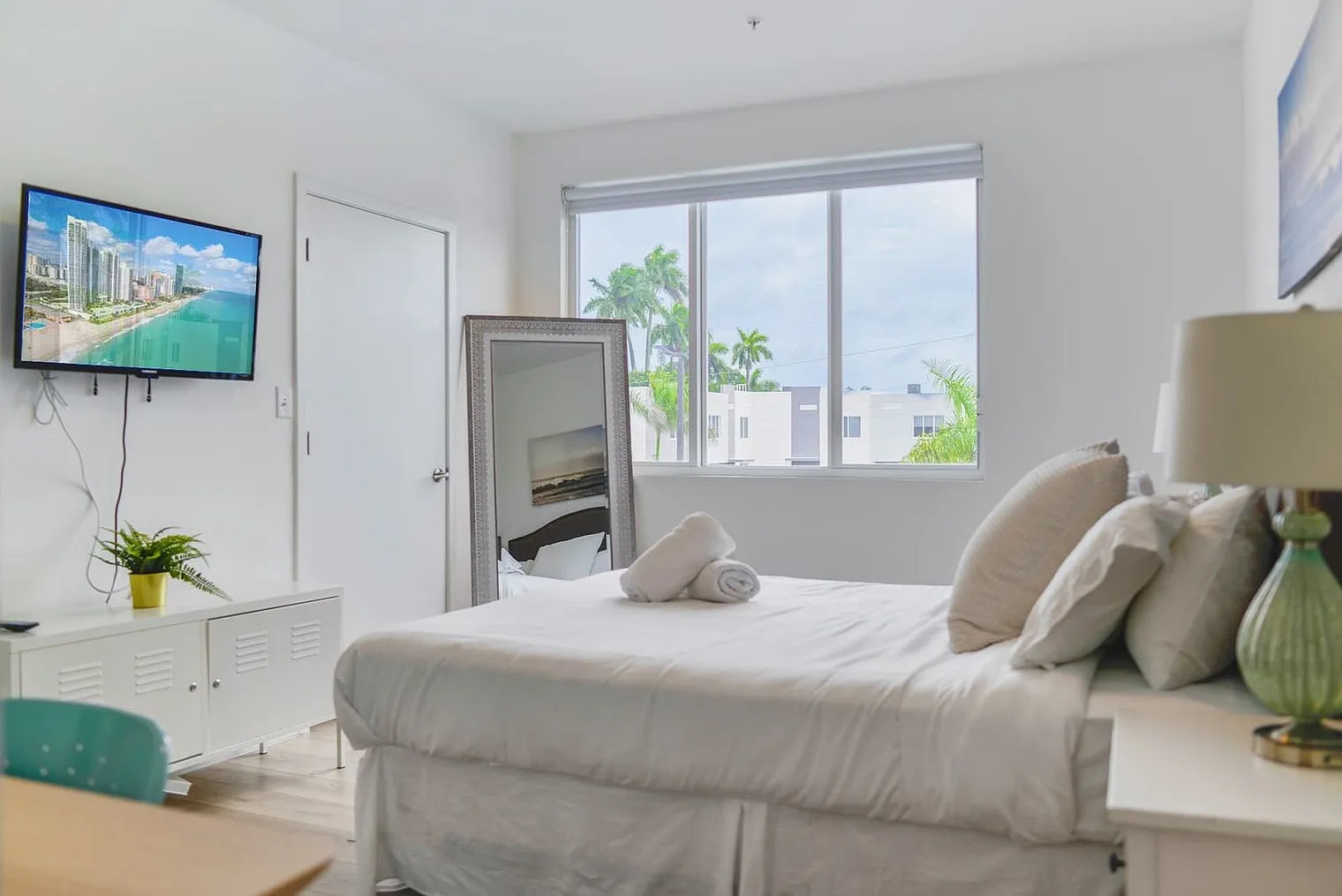 3 bed, 2.0 bath, 1367 sqft, $3,470 — Photo 3