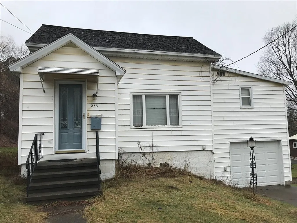 213 W Smith St photo 1