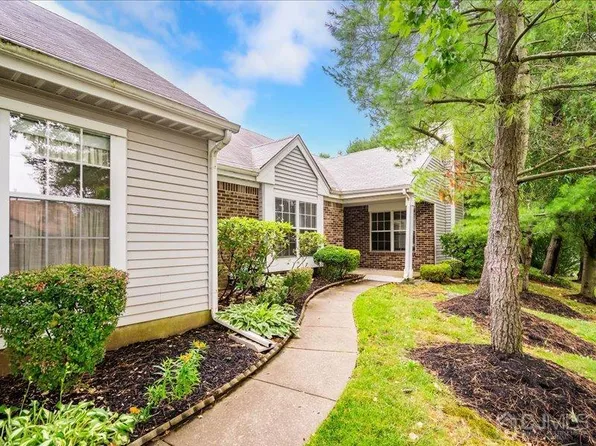 2 Edinburgh Dr, Monroe Township, NJ 08831