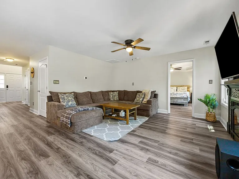 686 Colonial Hills Dr — Photo 24