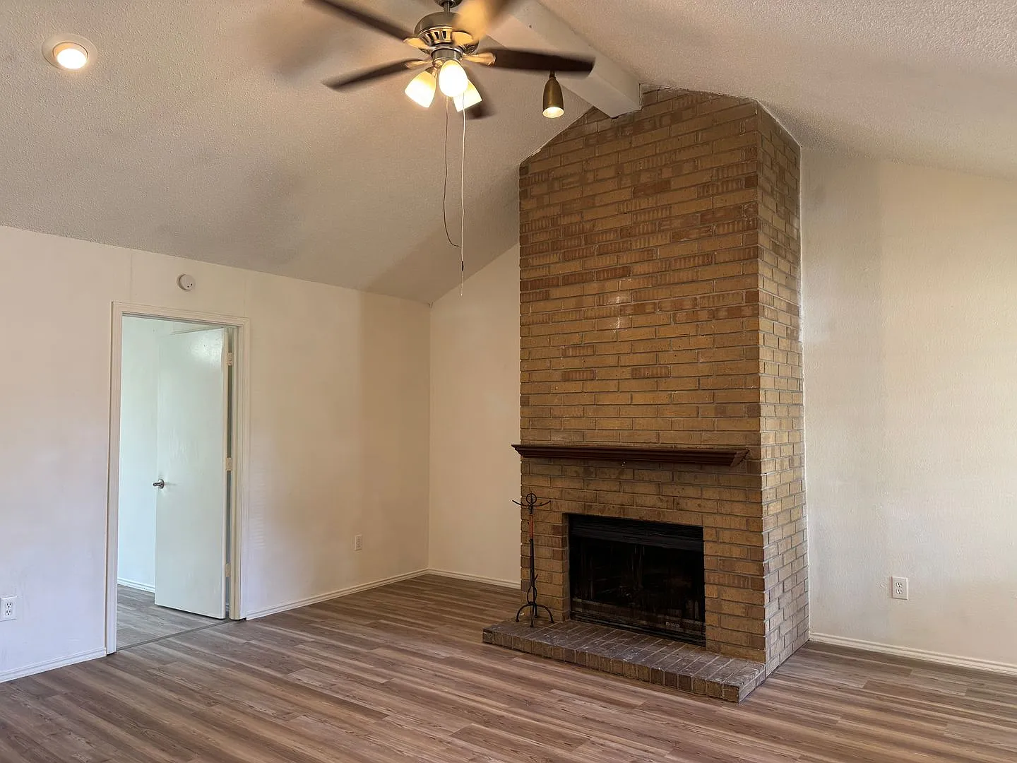 716 Woodland Ct, Kennedale, TX 76060 — Photo 2