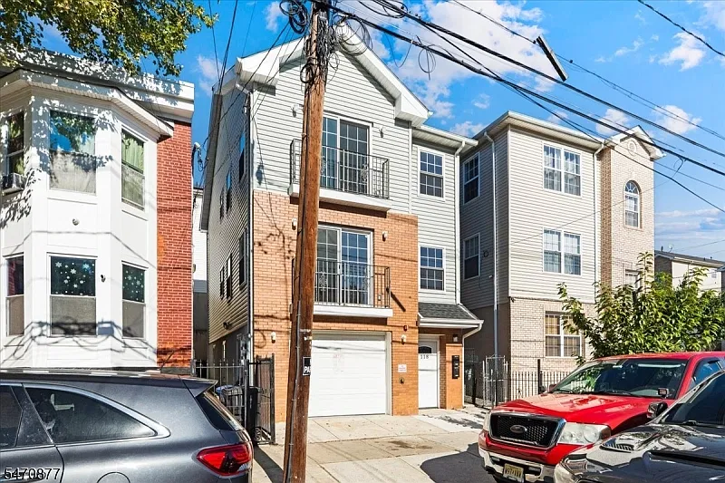 2 bed, 1.0 bath, $2,200 — Photo 2