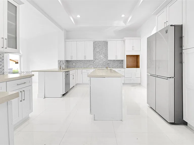 425 SW 129th Ave — Photo 10