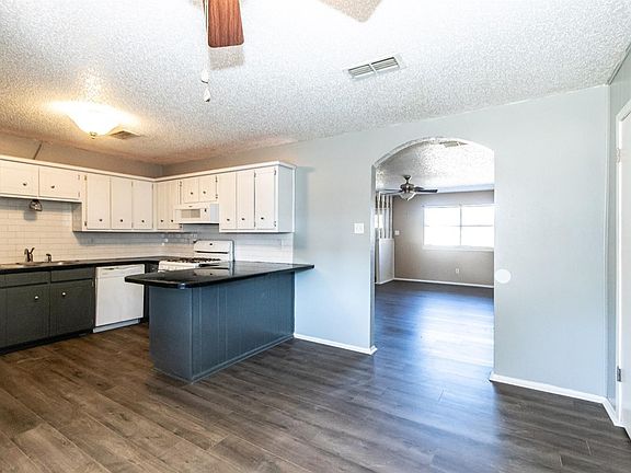 3rd image of 318 Pecan St