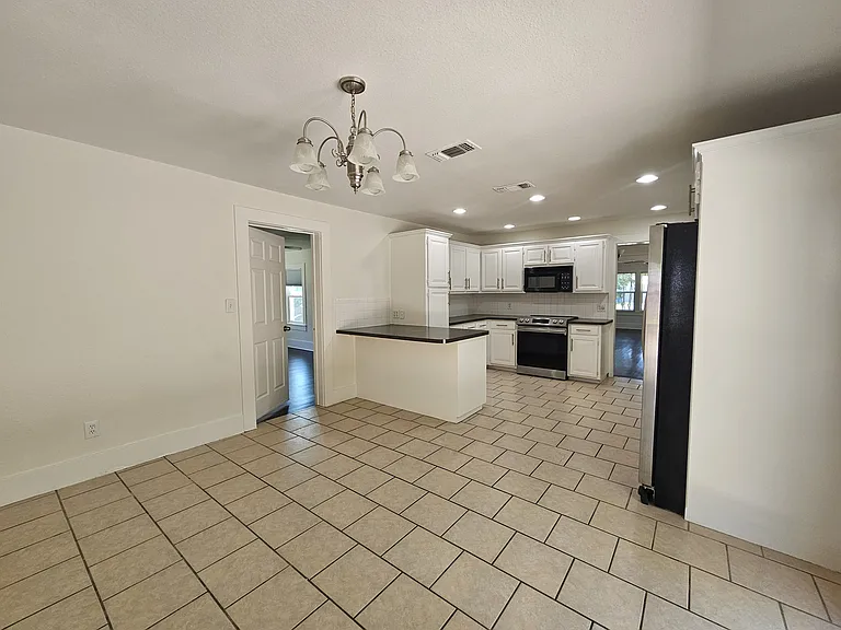 806 W Spring St — Photo 11