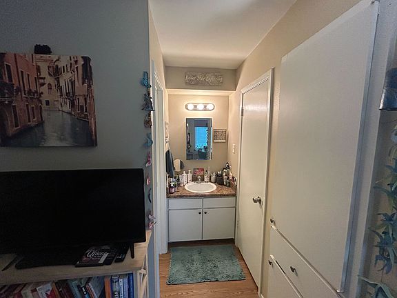 5th image of 1611 W 39th 1/2 St APT 105