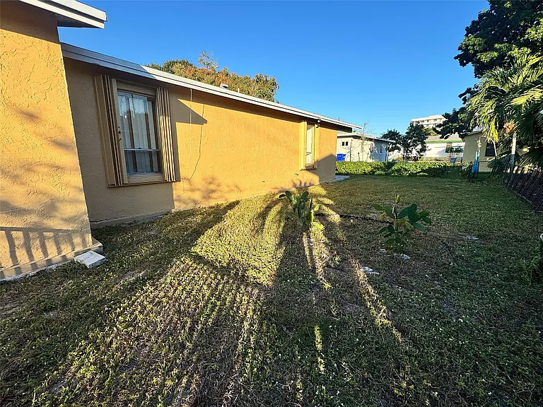704 NW 3rd Ave — Photo 11