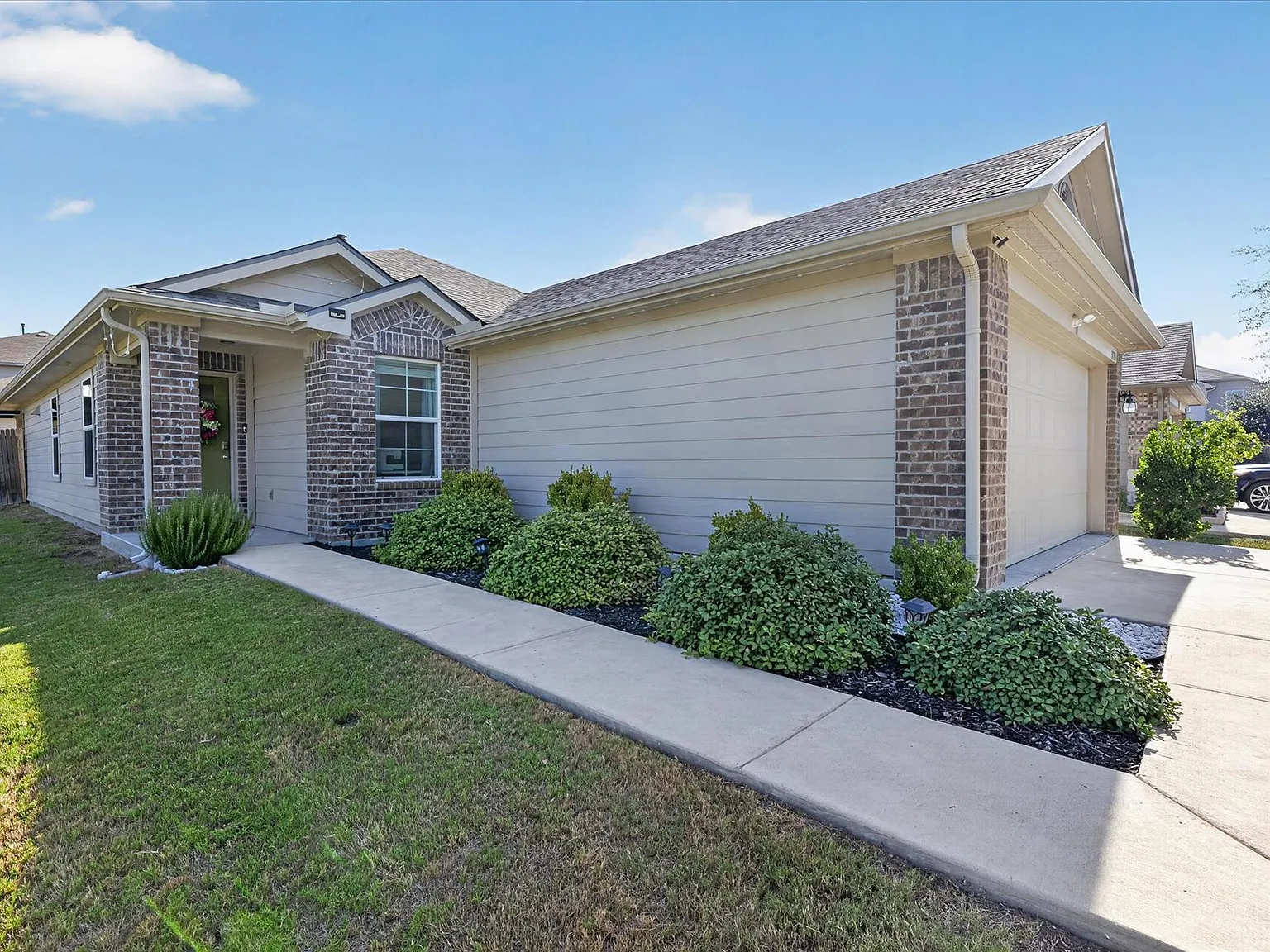 3 bed, 2.0 bath, 1370 sqft, $2,000 — Photo 2