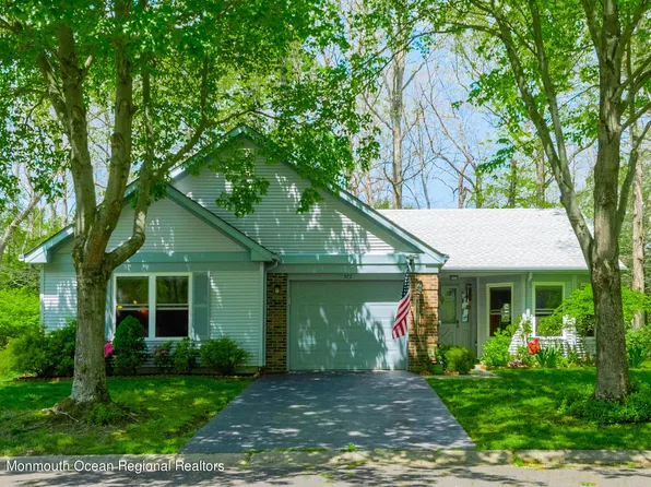 572 Petunia La No, Whiting, NJ 08759