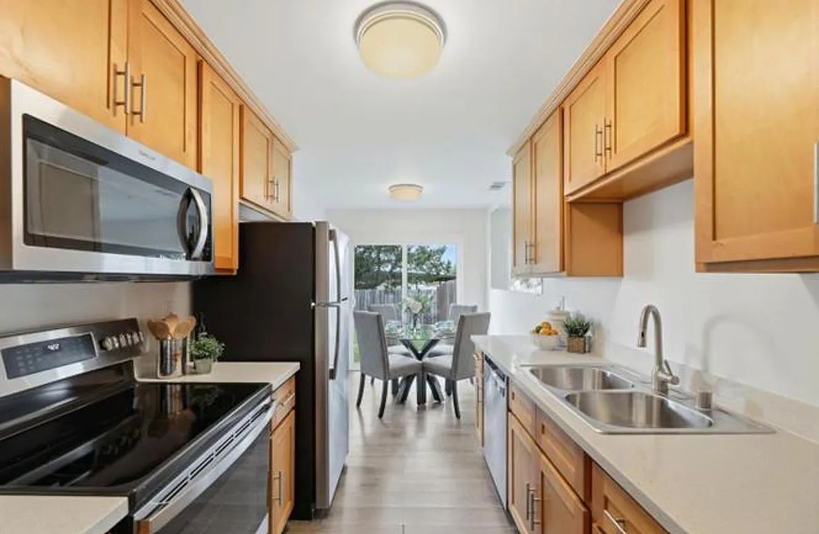 319 Lynn Ave — Photo 2