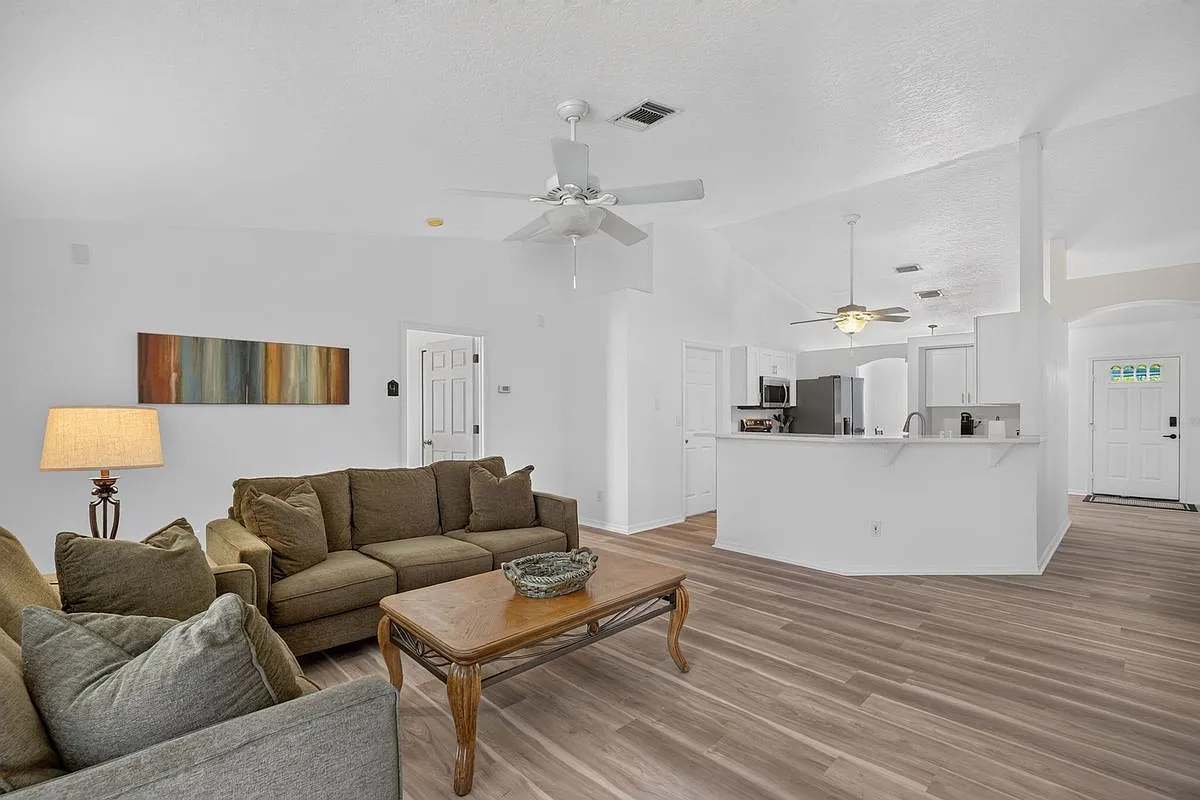 4 bed, 2.0 bath, 1618 sqft, $800 — Photo 2