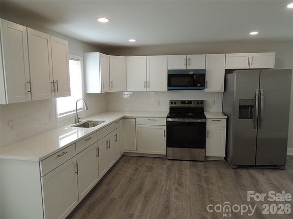 3rd image of 146 Loomis St