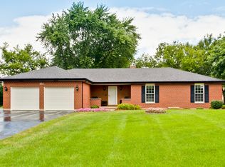 211 Mooregate Trl, Hawthorn Woods, IL 60047